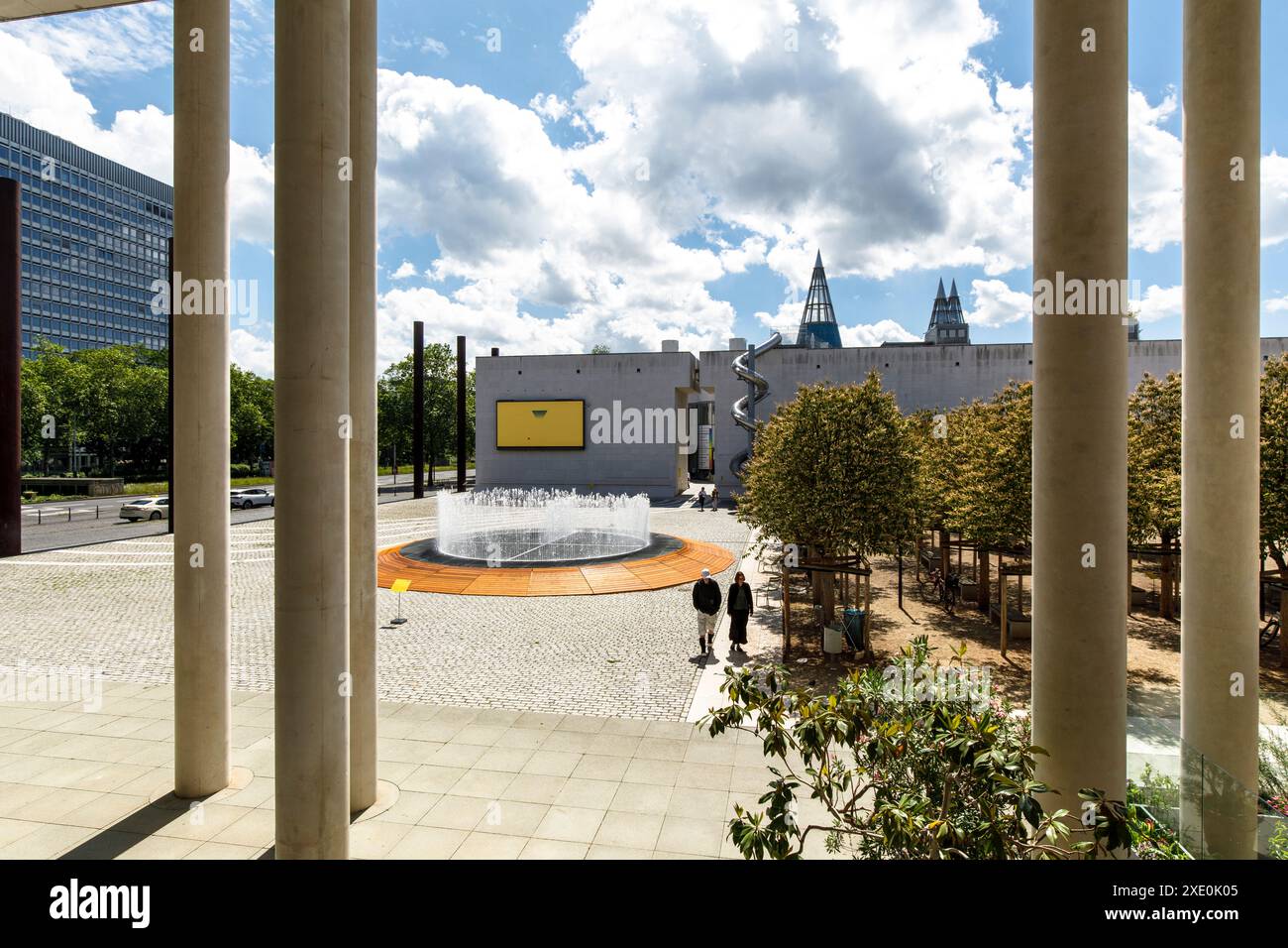 Vista dal Museo d'Arte di Bonn alla sala d'Arte e mostre della Repubblica Federale di Germania, Bonn, Renania settentrionale-Vestfalia, Germania. Blick vom Kuns Foto Stock