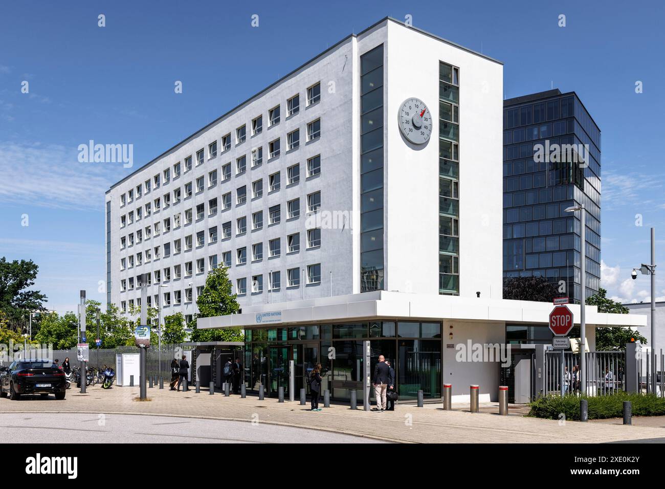 Il Campus delle Nazioni Unite, questo edificio ospita la sede del Segretariato della Convenzione quadro sui cambiamenti climatici, è il vecchio e alto parliam Foto Stock