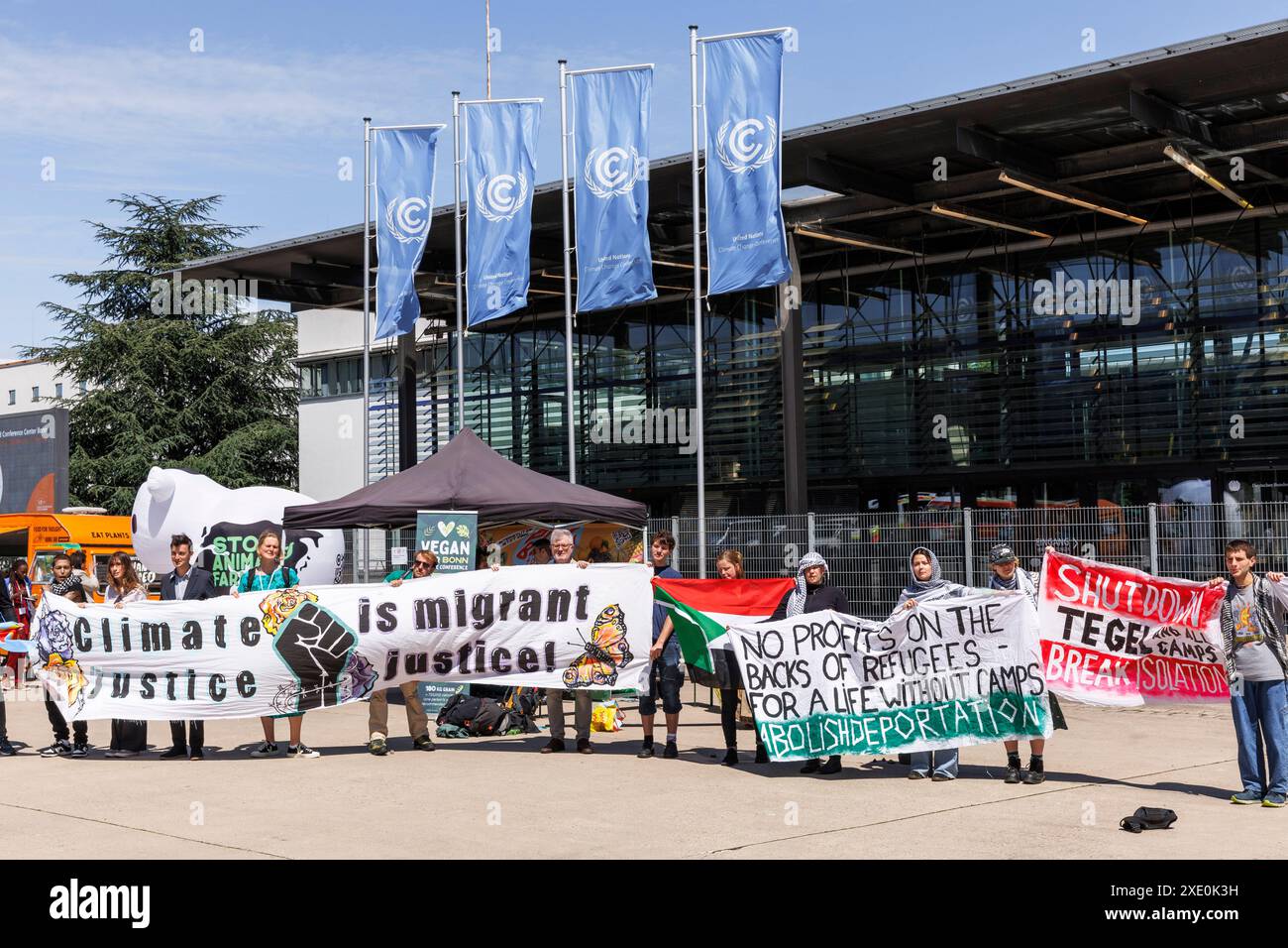 Durante la Conferenza delle Nazioni Unite sui cambiamenti climatici, le organizzazioni richiamano l'attenzione sul fatto che la crisi climatica accelererà la cr migratoria Foto Stock