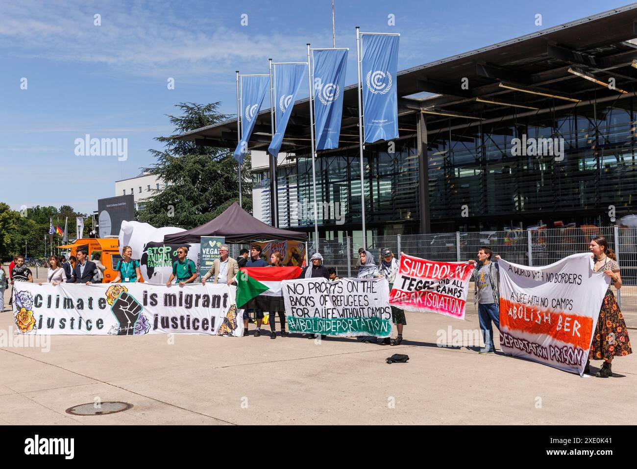 Durante la Conferenza delle Nazioni Unite sui cambiamenti climatici, le organizzazioni richiamano l'attenzione sul fatto che la crisi climatica accelererà la cr migratoria Foto Stock