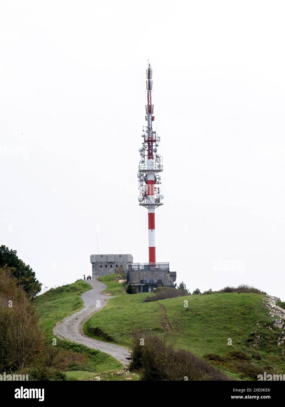 Una torre di comunicazione su una collina con un sentiero che conduce ad essa. Concetto di infrastruttura e tecnologia Foto Stock