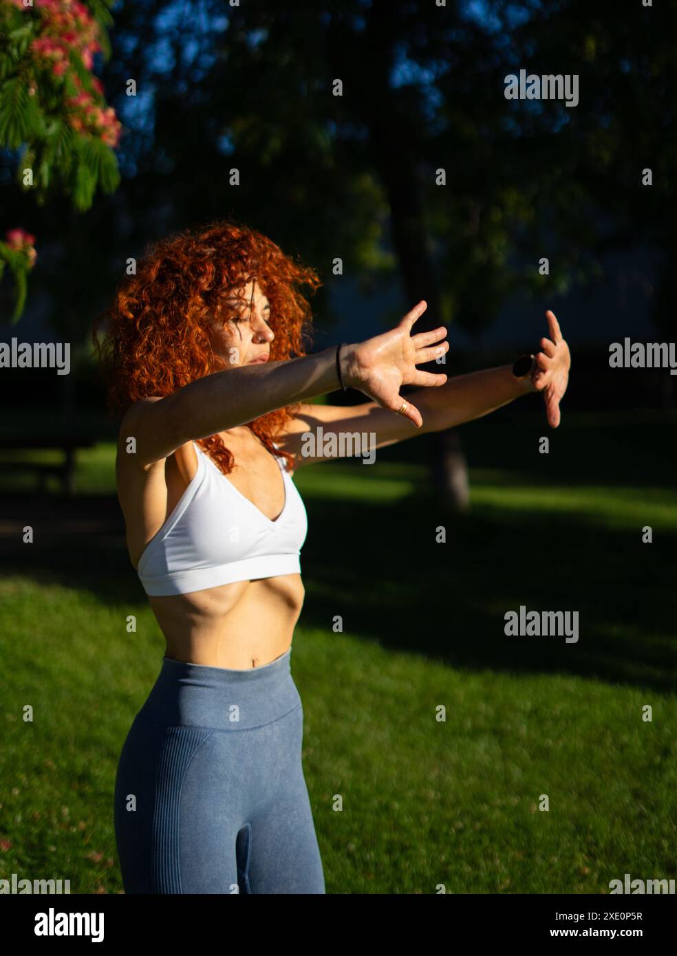 Donna messicana di mezza età che fa esercizi ipopressivi in natura al mattino Foto Stock
