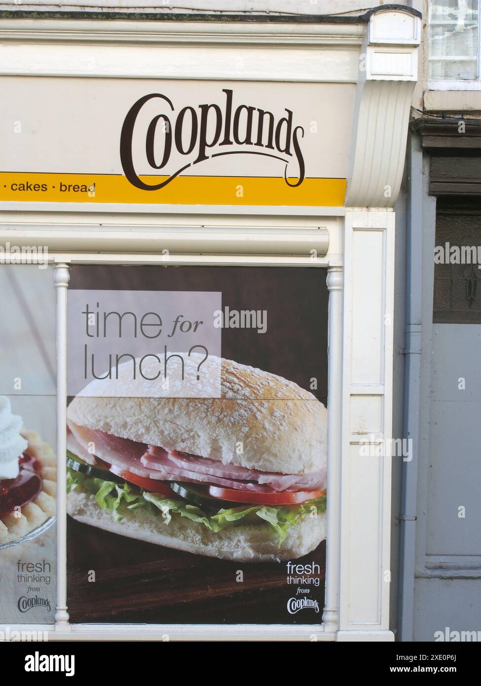 Insegna e logo su un ramo della catena di panetterie Cooplands in Queen Street a scarborough Foto Stock