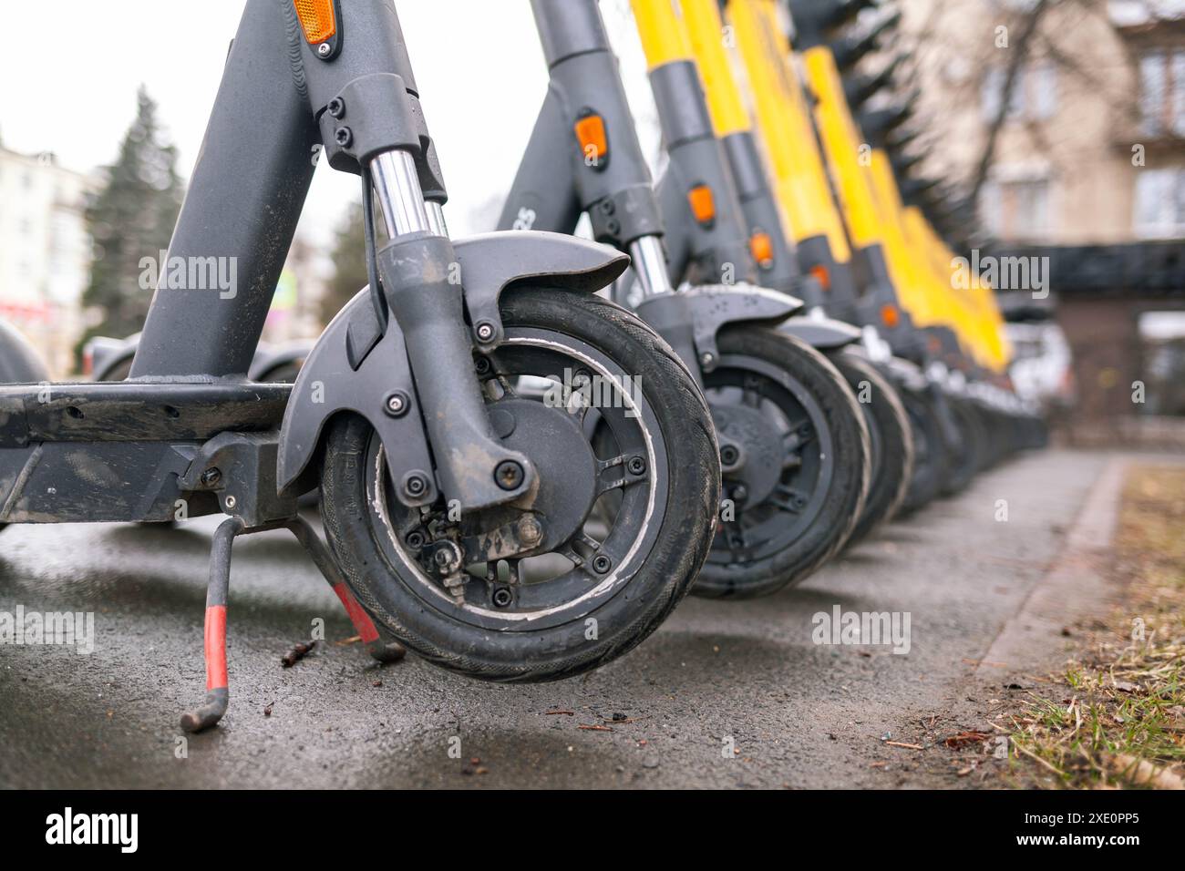 Scooter elettrici per uso pubblico, in piedi su una strada cittadina Foto Stock