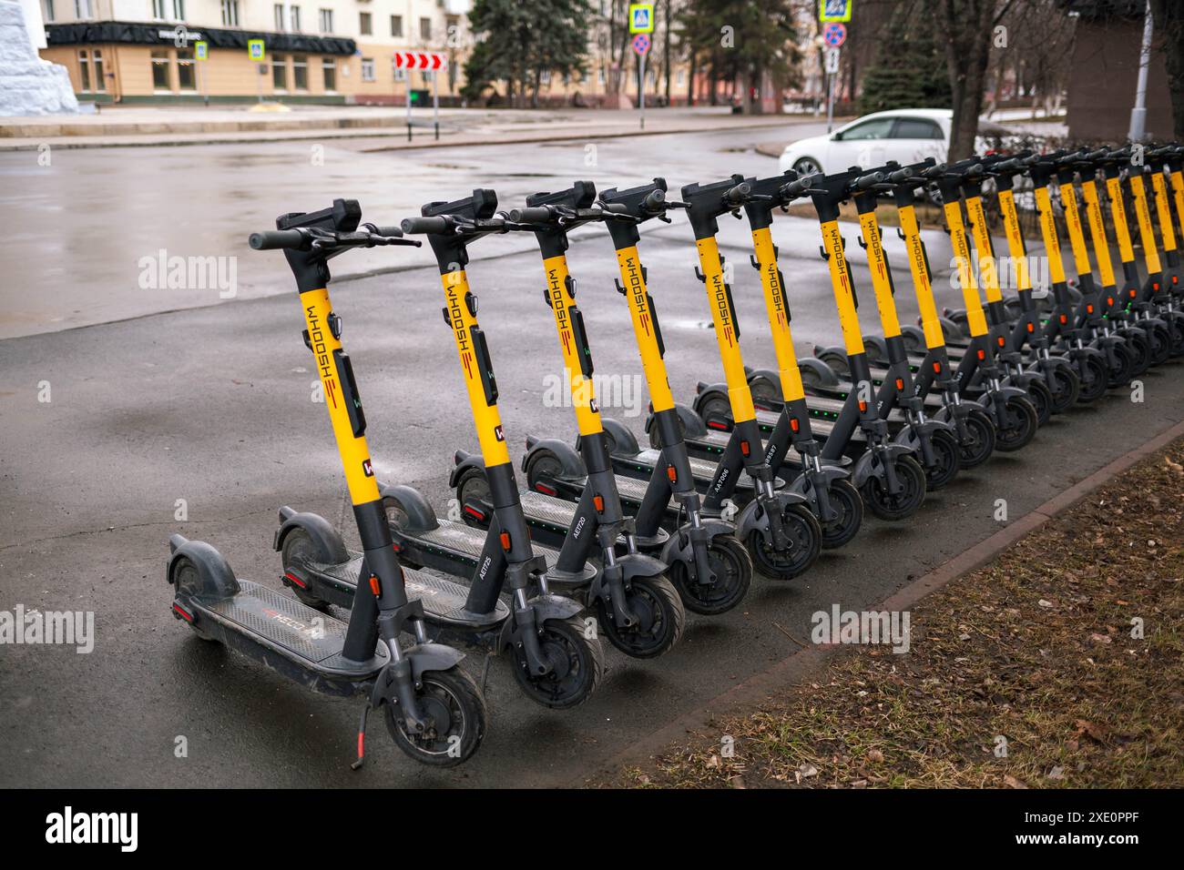 Scooter elettrici per uso pubblico, in piedi su una strada cittadina Foto Stock