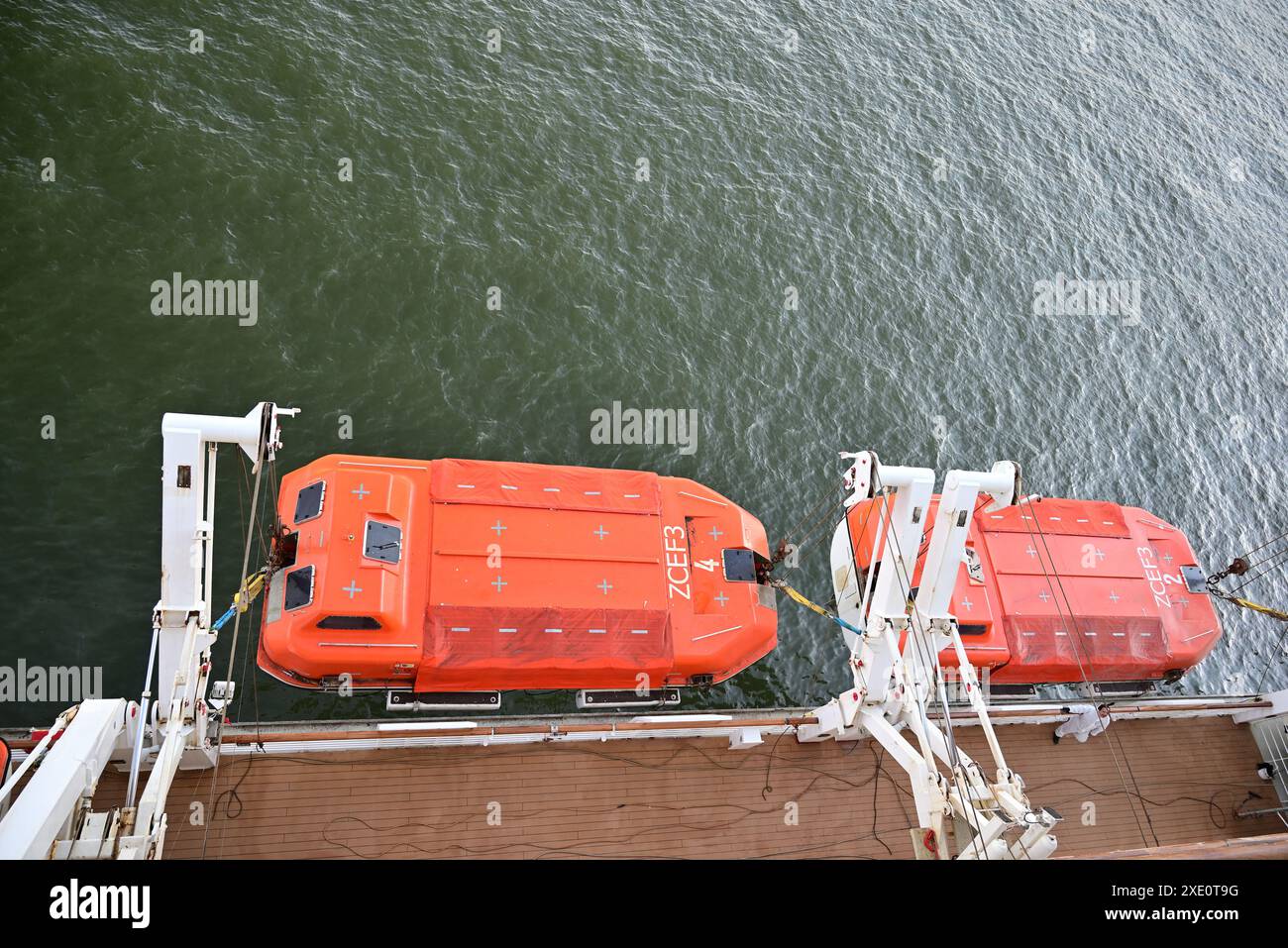 Le scialuppe di salvataggio sulla nave da crociera Cunard Queen Victoria ricevono manutenzione ordinaria mentre sono in porto. Foto Stock