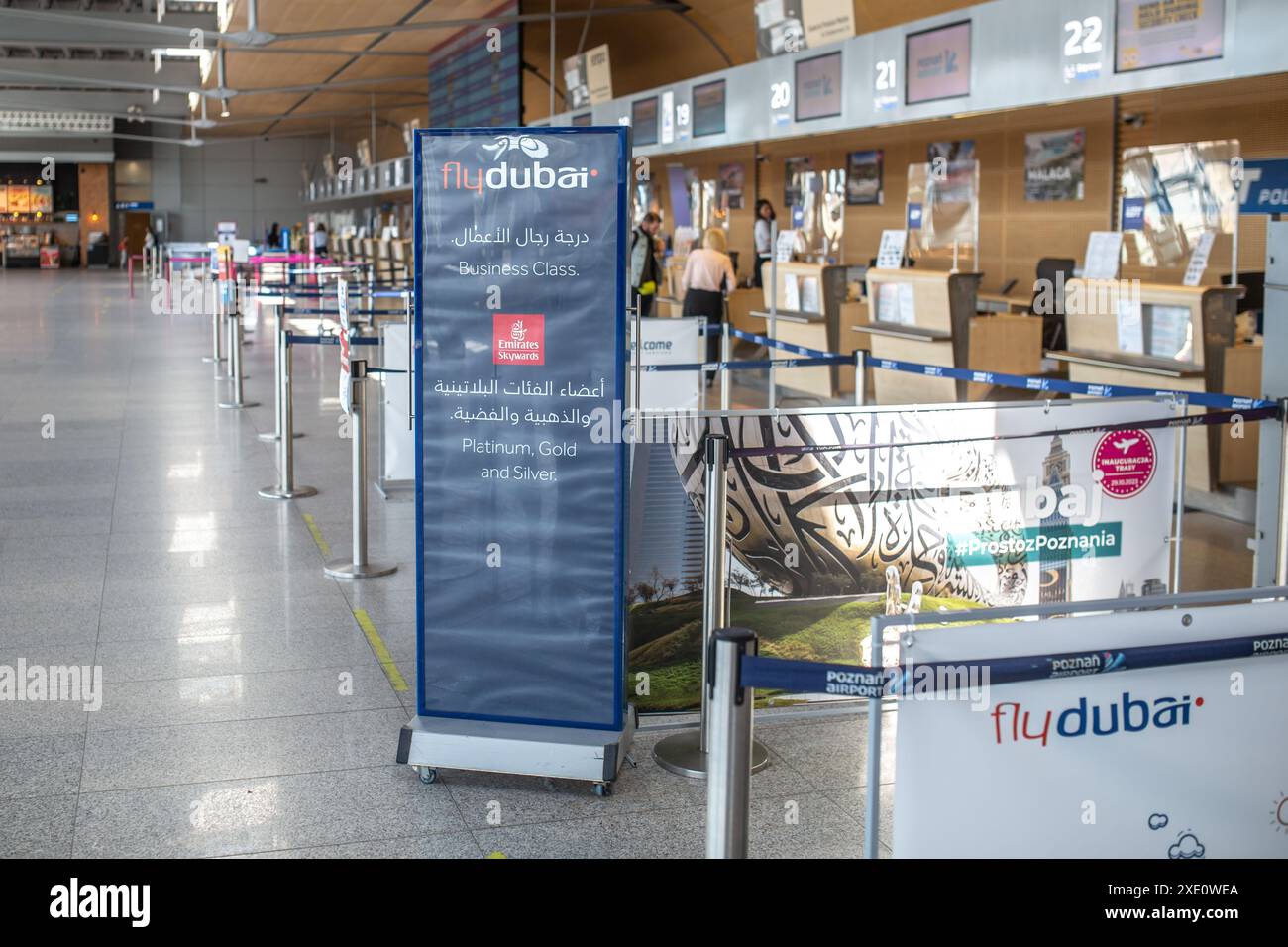 Poznan, Polonia - 18 giugno 2024: Banchi di check-in vuoti presso l'aeroporto di Poznan, Polonia Foto Stock