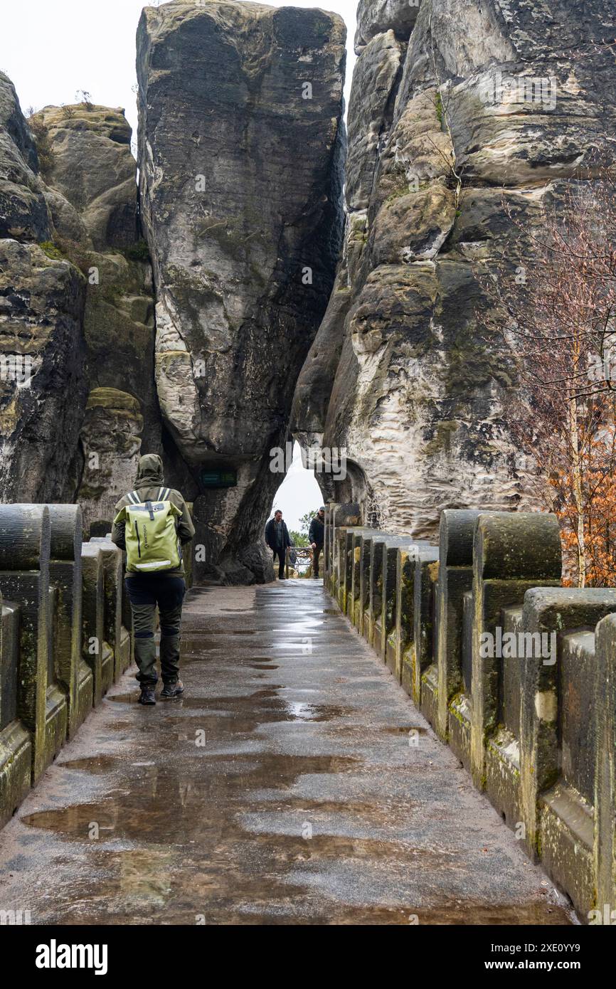 Persone sotto la pioggia sul ponte Bastei 2 Foto Stock