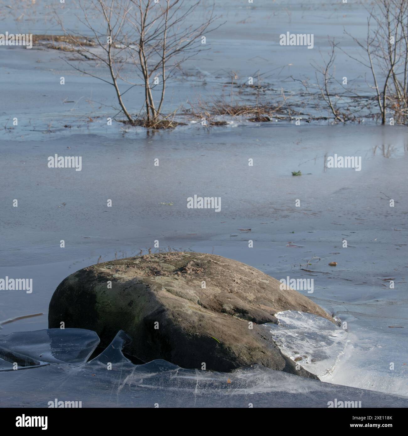 Grande roccia congelata in un lago Foto Stock