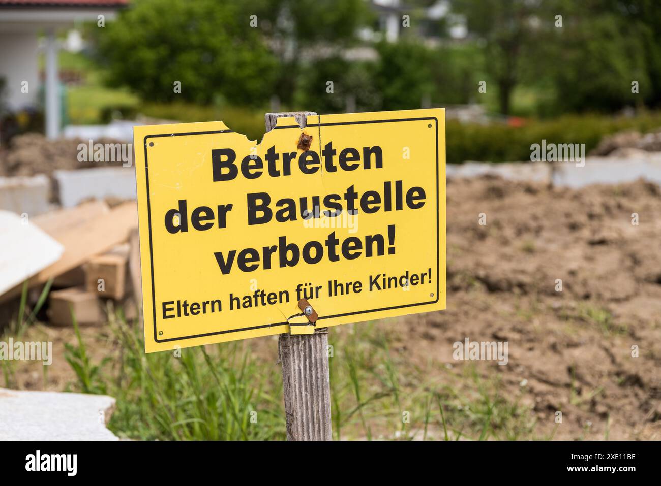 Cartello informativo - avvertenza di pericolo quando si entra nel cantiere Foto Stock