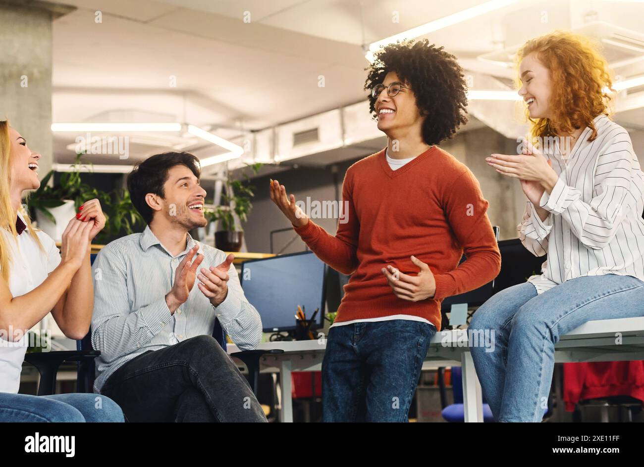 Allegro team aziendale saluto il loro collega di successo Foto Stock