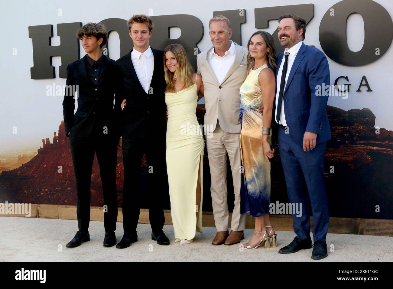 California, Stati Uniti. 24 giugno 2024. Hayes Costner, Cayden Costner, Grace Costner, Kevin Costner, Annie Costner, ospite agli arrivi per HORIZON: AN AMERICAN SAGA CHAPTER 1 Premiere, Regency Village Theatre, Los Angeles, CALIFORNIA, 24 giugno, 2024. crediti: Priscilla Grant/Everett Collection/Alamy Live News/Alamy Live News Foto Stock