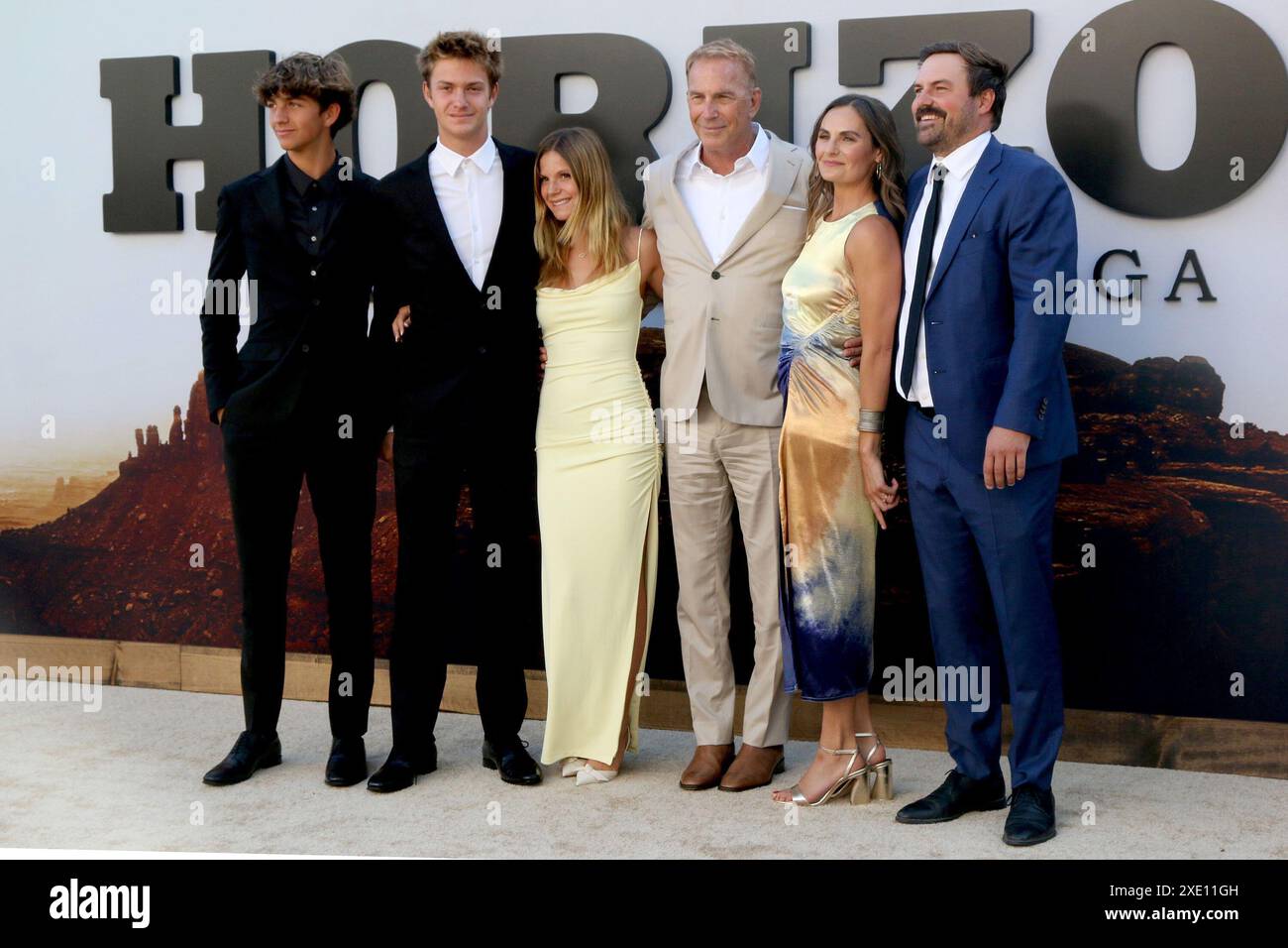 California, Stati Uniti. 24 giugno 2024. Hayes Costner, Cayden Costner, Grace Costner, Kevin Costner, Annie Costner, ospite agli arrivi per HORIZON: AN AMERICAN SAGA CHAPTER 1 Premiere, Regency Village Theatre, Los Angeles, CALIFORNIA, 24 giugno, 2024. crediti: Priscilla Grant/Everett Collection/Alamy Live News/Alamy Live News Foto Stock