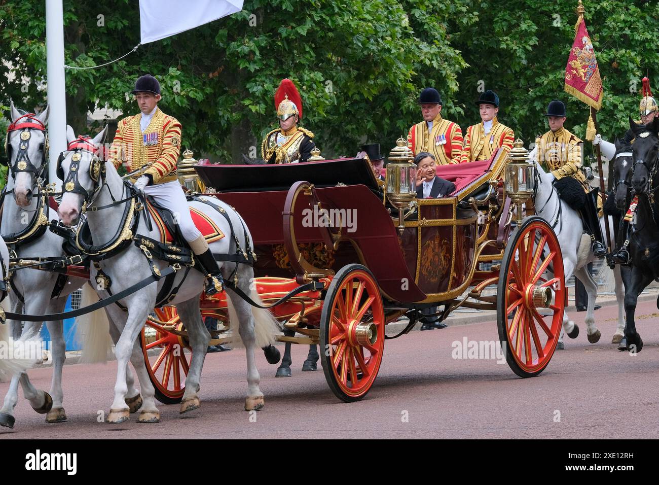 Londra, Regno Unito, 25 giugno 2024. La processione in carrozza sul Mall per Buckingham Palace dopo una cerimonia di benvenuto nella Parata delle guardie a Cavallo durante il primo di una visita di stato di tre giorni da parte dell'Imperatore e Imperatrice del Giappone. Credito: Fotografia dell'undicesima ora/Alamy Live News Foto Stock