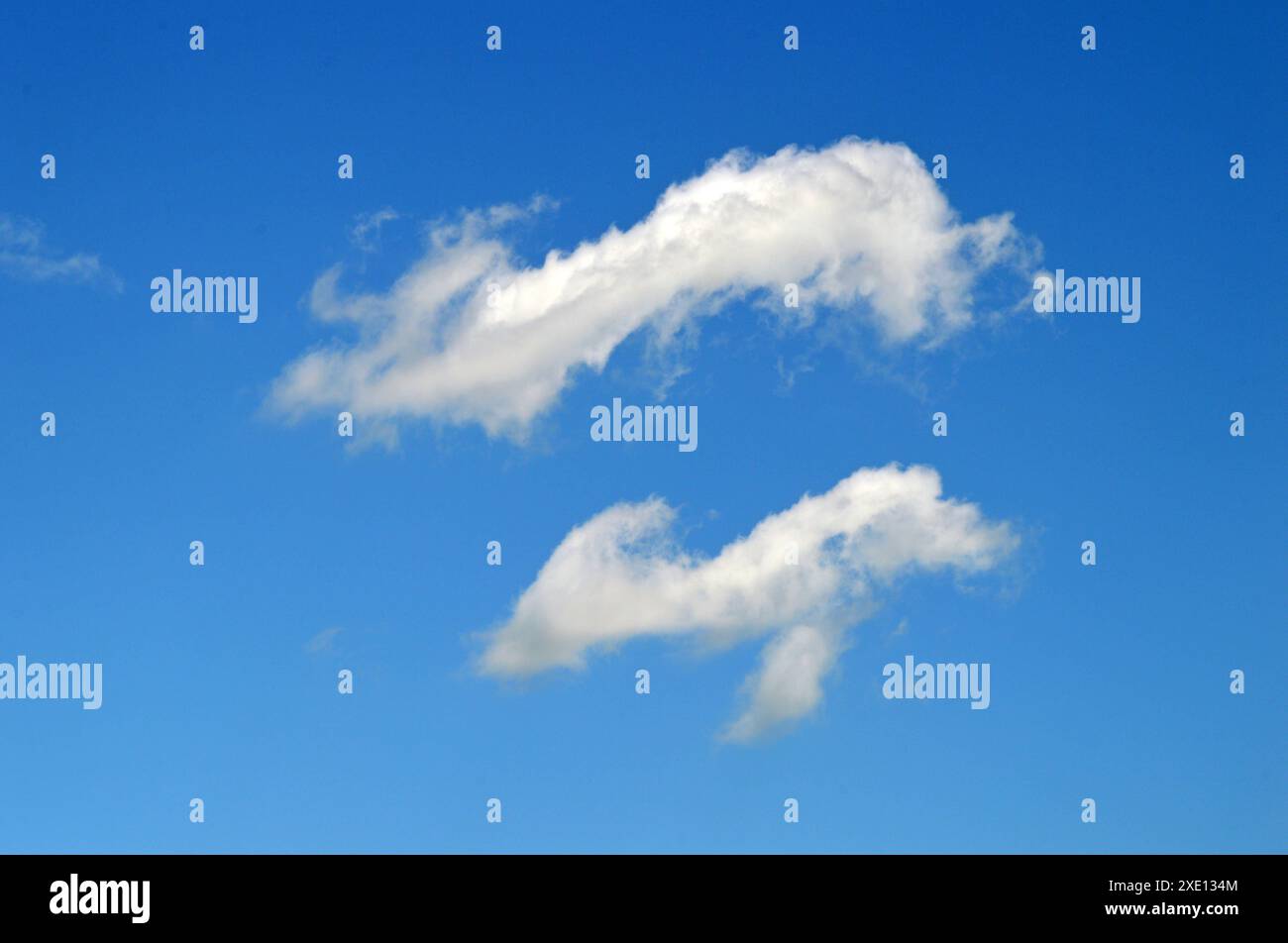 21.05.2021 Wolkenhimmel Deutschland/ Sachsen Anhalt/ Altmark/ Altmarkkreis Salzwedel/ Stadt Klötze/ Ortsteil Kusey/ Mittagszeit/ weiße Wolken am blauen Himmel *** 21 05 2021 cielo nuvoloso Germania Sassonia Anhalt Altmark Altmarkkreis Salzwedel Town Klötze District Kusey mezzogiorno nuvole bianche nel cielo blu Foto Stock