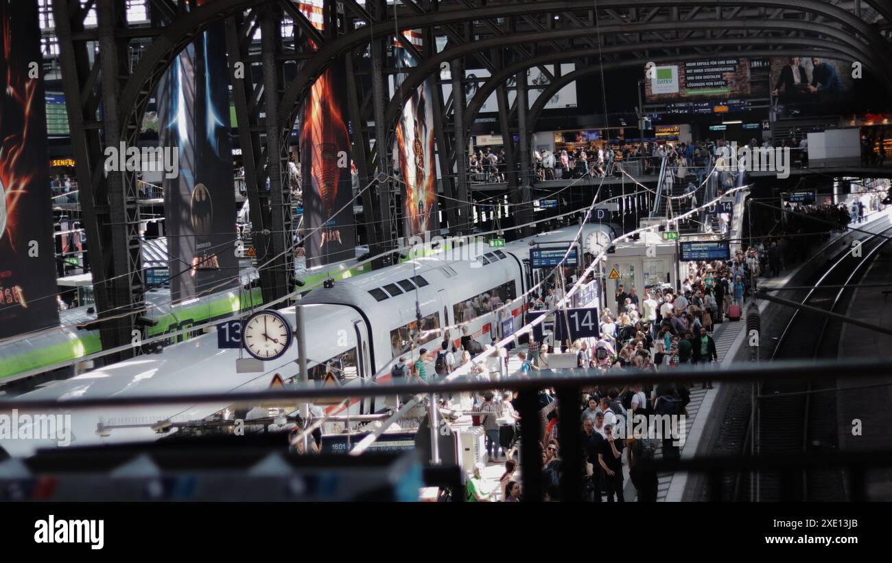 Persone che aspettano il treno alla stazione centrale di Amburgo, Germania Foto Stock
