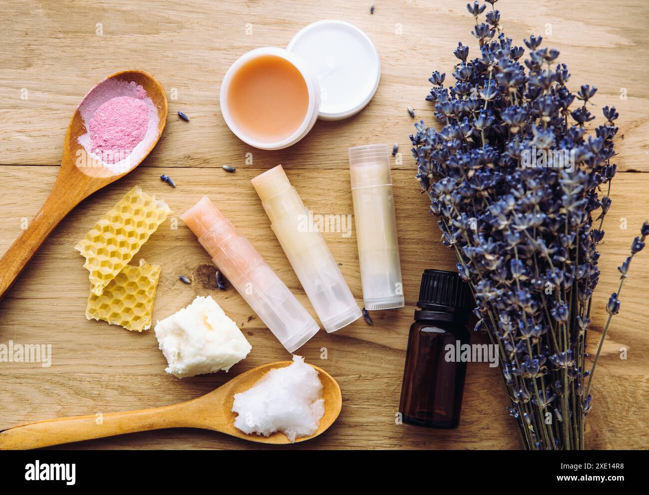 Ingredienti per rossetto fatto in casa: Burro di karitè, olio essenziale, polvere di colore minerale, cera d'api, olio di cocco. Composto di rossetti di balsamo per labbra fatto in casa. Foto Stock