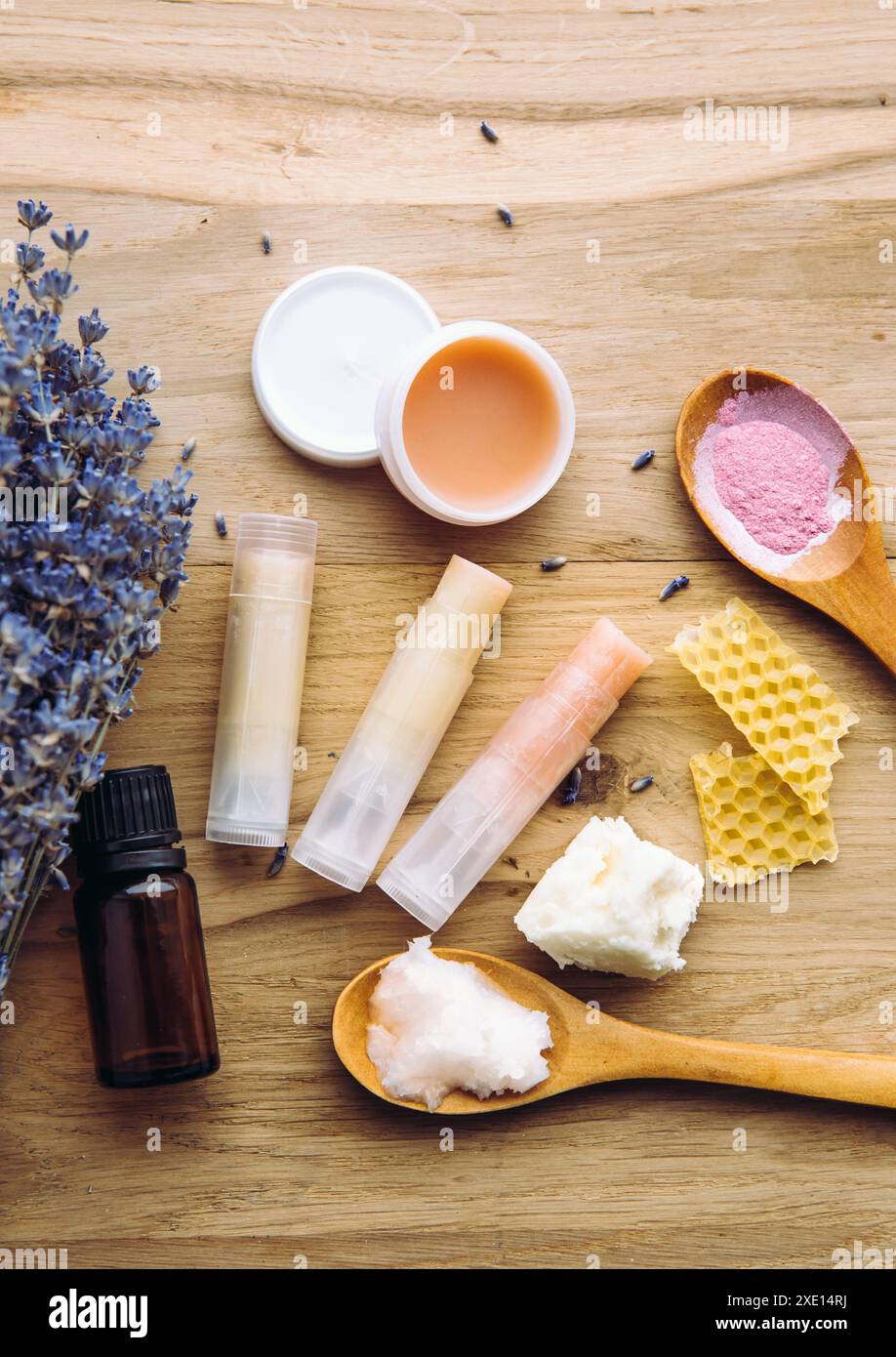 Ingredienti per rossetto fatto in casa: Burro di karitè, olio essenziale, polvere di colore minerale, cera d'api, olio di cocco. Composto di rossetti di balsamo per labbra fatto in casa. Foto Stock