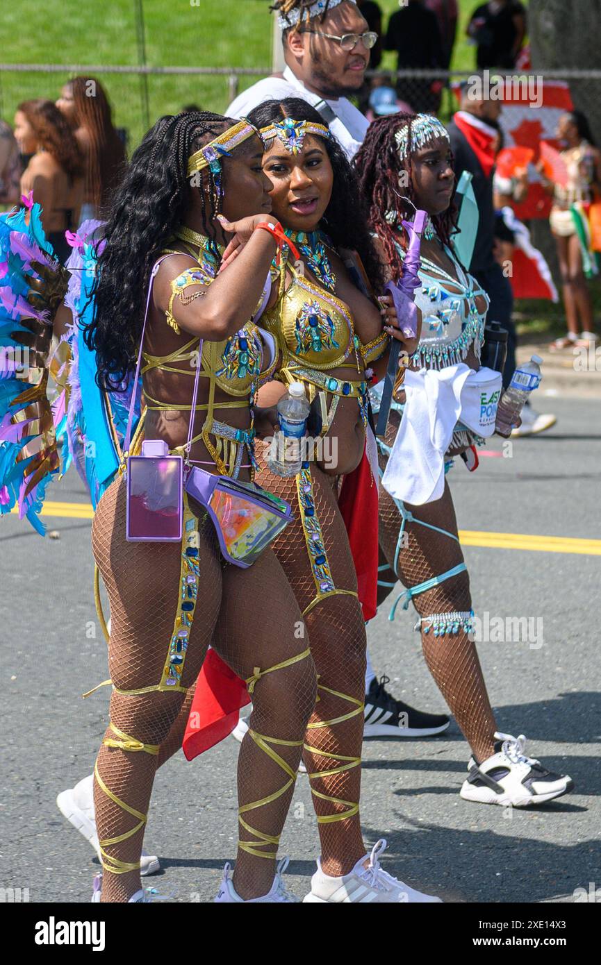 Toronto, ON, Canada - 5 agosto 2023: Partecipante alla sfilata vestito con scintillante costume da parata piuma per la sfilata Caribana di Toronto Foto Stock