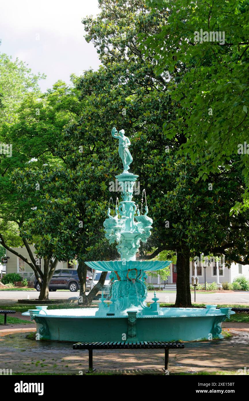 Hebe Fountain o "Lady in the Park", dipinta in un colore turchese. Chestertown, Maryland, Stati Uniti Foto Stock