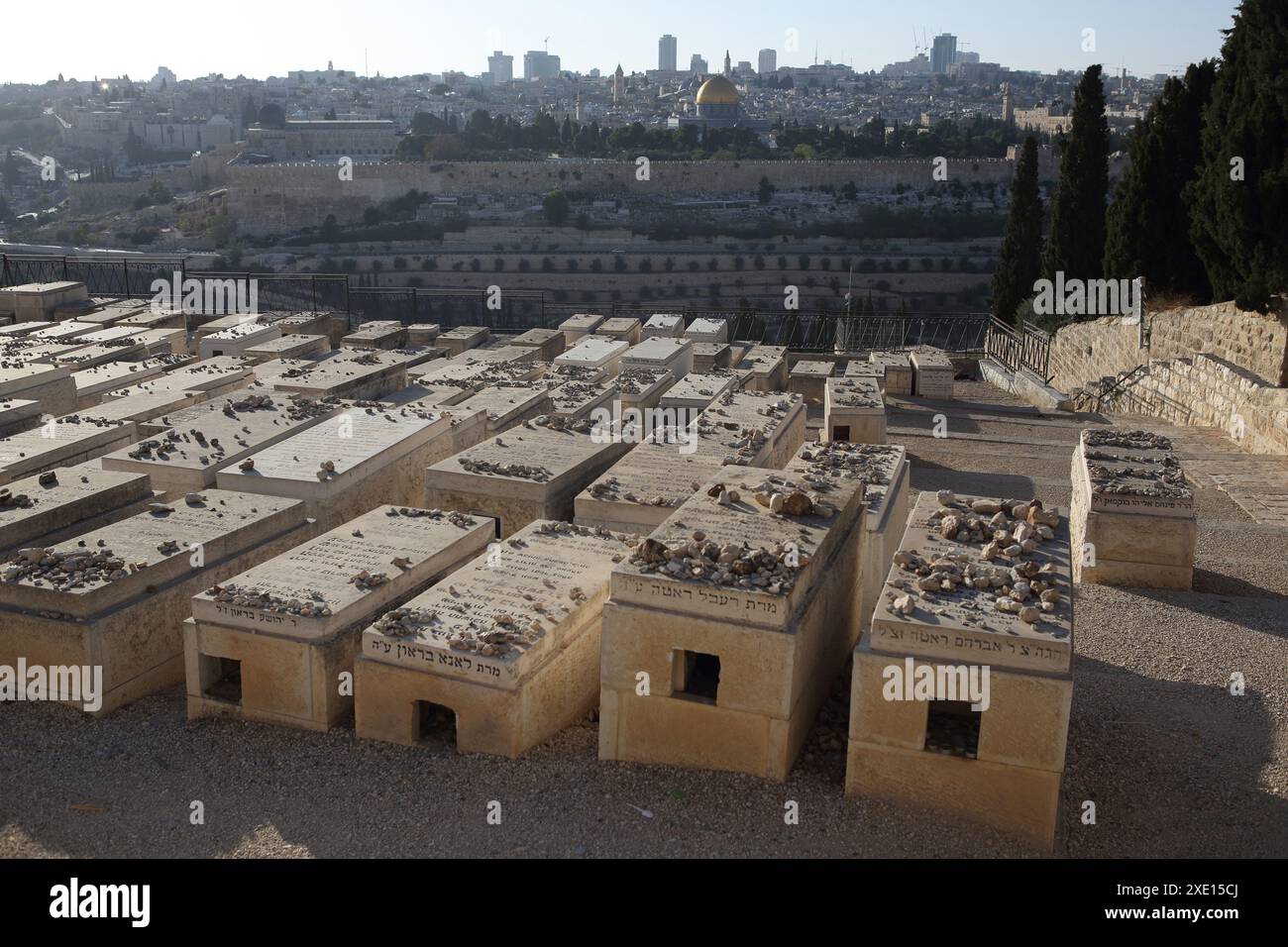 Lapidi nel cimitero ebraico più importante del mondo, i visitatori posano pietre sulle lapidi quando visitano. Kidron Valley e Temple Mt. sono dietro. Foto Stock