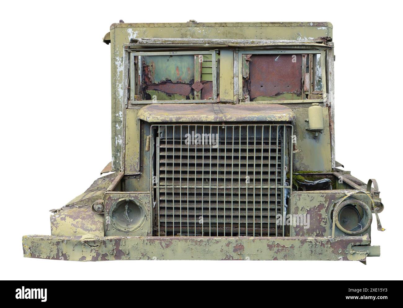 Fari in vetro rotti un radiatore di un vecchio camion verde isolato Foto Stock