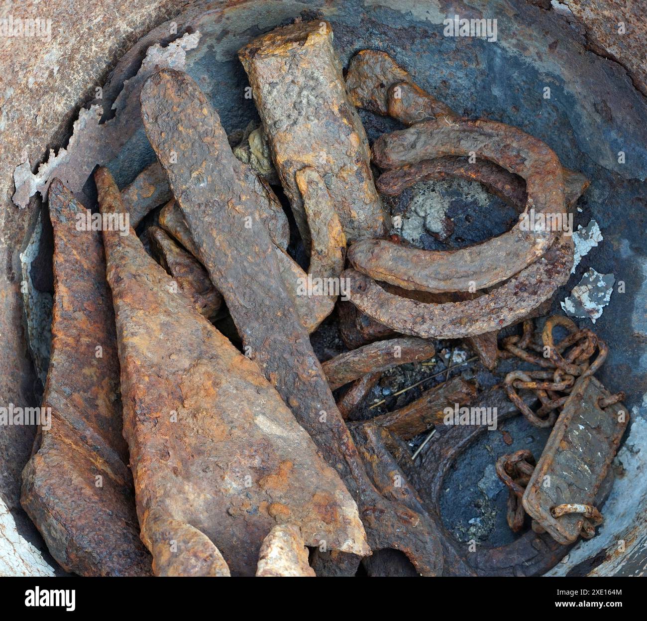 Un mucchio di vecchio fondo di ferro arrugginito Foto Stock