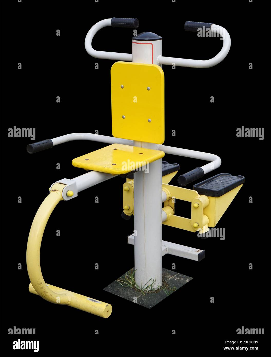 Un semplice simulatore standard di palestra in acciaio per l'educazione fisica a scuola isolato Foto Stock