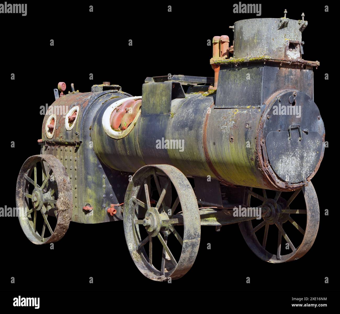 Un'antica locomotiva a vapore usata in agricoltura cento anni fa isolata Foto Stock