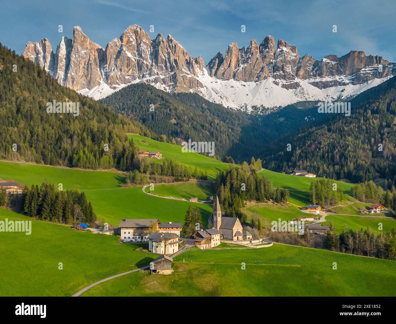 Paesaggio primaverile nelle Alpi delle Dolomiti italiane Foto Stock