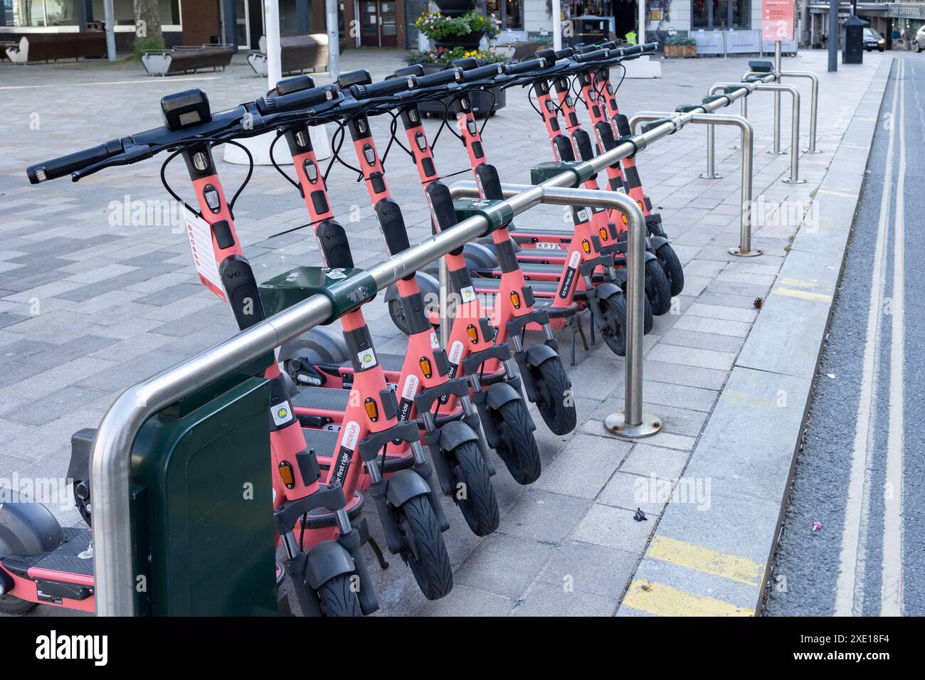 Liverpool, regno unito 16 gennaio 2024 scooter elettrici a noleggio . È iniziato un nuovo progetto di condivisione aziendale in città, trasporto ecologico. Foto Stock