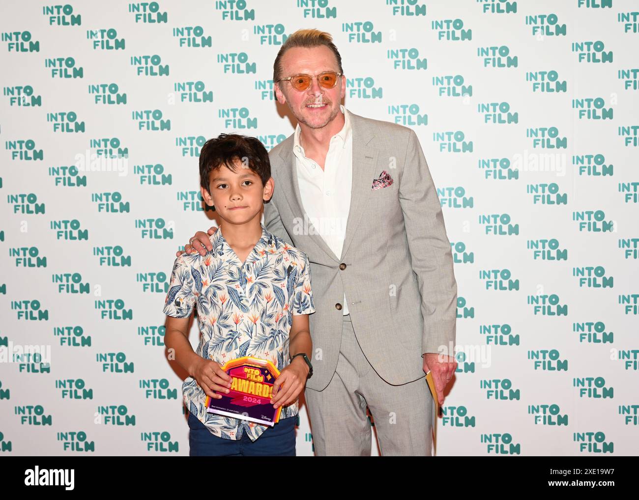 LONDRA, REGNO UNITO. 25 giugno 2024. Benjamin, 8 anni, con il premio Best Animation - 11 anni e Under Award per "Benjamin's Magical Kitchen Birds" con Simon Pegg all'Into Film Awards 2024 all'Odeon Luxe Leicester Square il 25 giugno 2024 a Londra, Inghilterra. Credito: Vedi li/Picture Capital/Alamy Live News Foto Stock