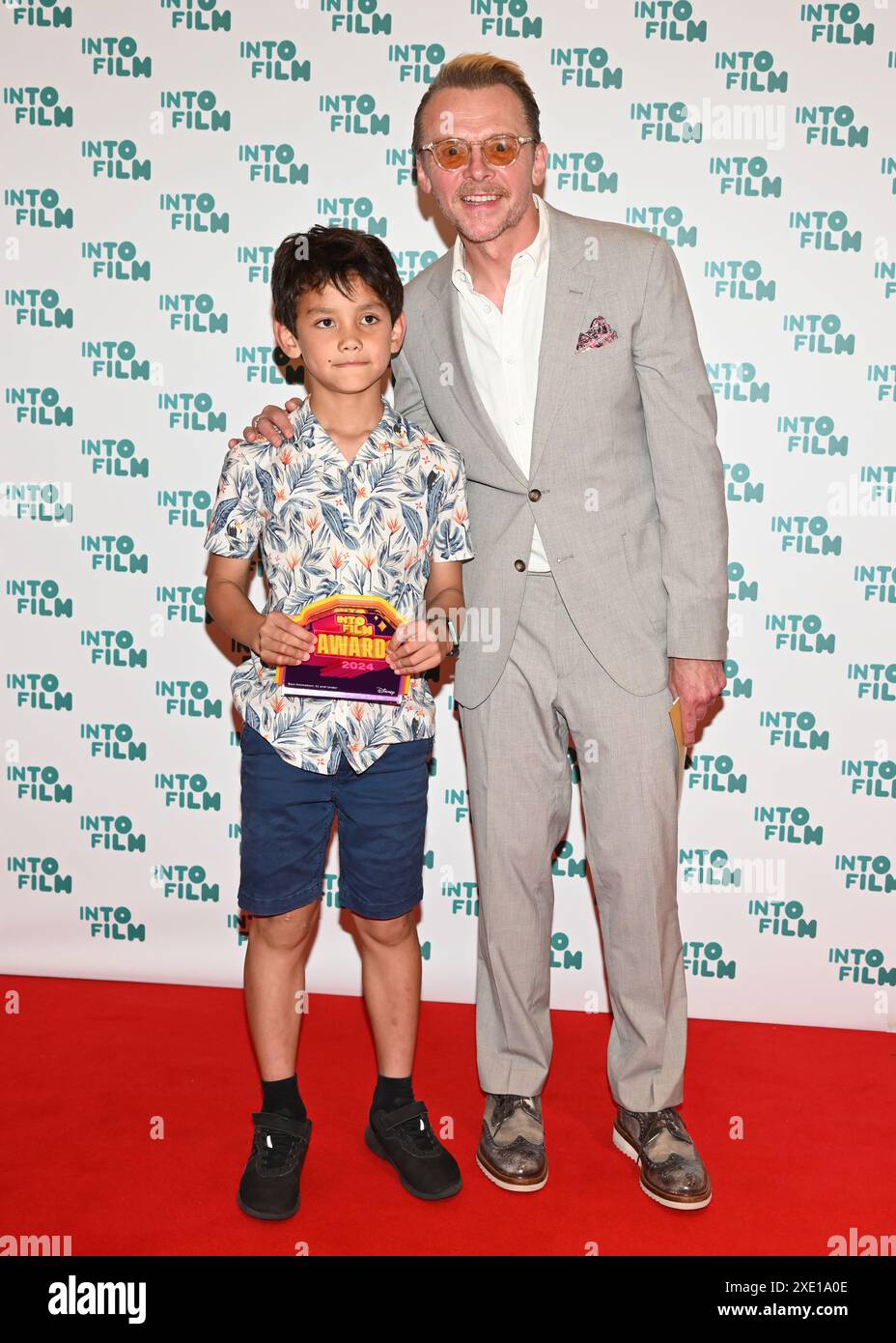 LONDRA, REGNO UNITO. 25 giugno 2024. Benjamin, 8 anni, con il premio Best Animation - 11 anni e Under Award per "Benjamin's Magical Kitchen Birds" con Simon Pegg all'Into Film Awards 2024 all'Odeon Luxe Leicester Square il 25 giugno 2024 a Londra, Inghilterra. Credito: Vedi li/Picture Capital/Alamy Live News Foto Stock