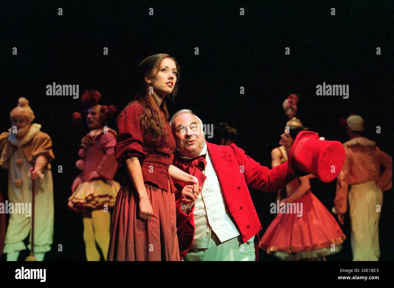 Alicia Davies (Sissy Jupe), Roy Hudd (Mr Samuel Sleary) in HARD TIMES The Musical at the Theatre Royal Haymarket, Londra SW1 06/06/2000 adattamento da Charles Dickens di Christopher Tookey & Hugh Thomas design: Gemma Fripp lighting: Zerlina Hughes coreografia: Craig Revel Horwood regista: Christopher Tookey Foto Stock