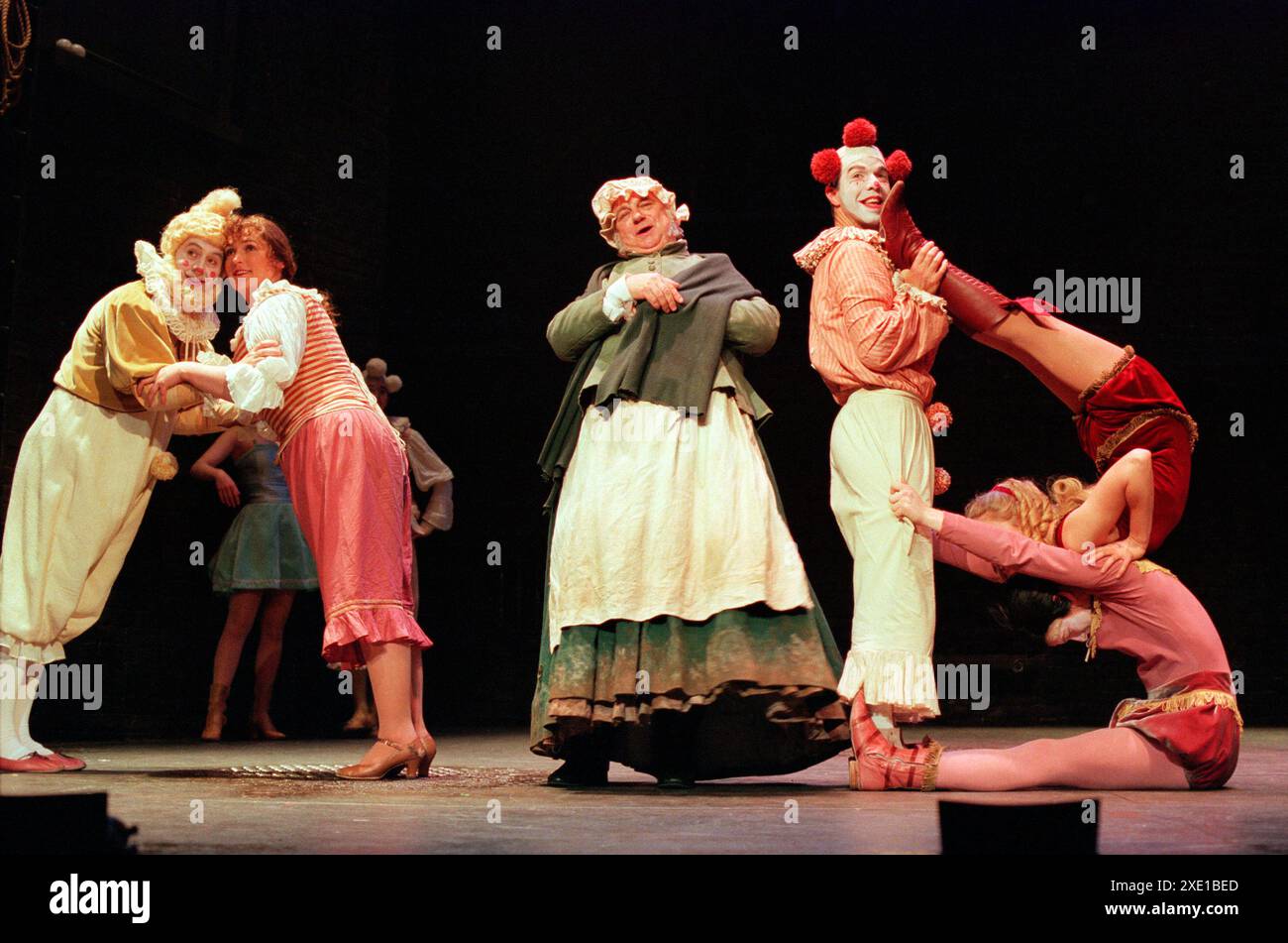 Bounderby Alphabet - Center: Roy Hudd (Mr Samuel Sleary) in HARD TIMES The Musical at the Theatre Royal Haymarket, Londra SW1 06/06/2000 adattamento da Charles Dickens di Christopher Tookey & Hugh Thomas design: Gemma Fripp illuminazione: Zerlina Hughes coreografia: Craig Revel Horwood regista: Christopher Tookey Foto Stock