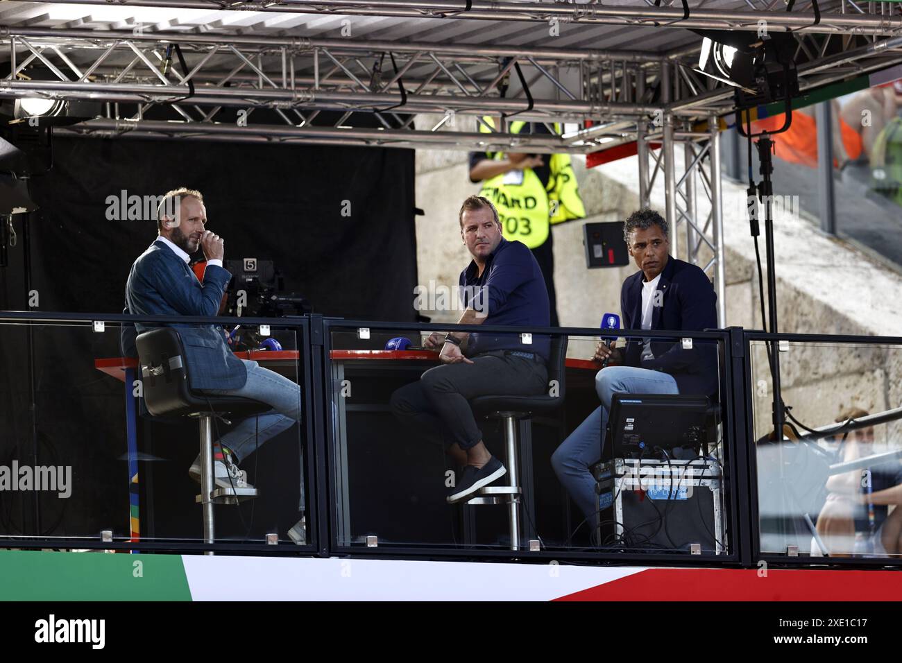 Berlino, Germania 25 giugno 2024. Gli analisti di NOS Rafael van der Vaart e Pierre van Hooydonk durante la partita UEFA EURO 2024 del gruppo D tra Paesi Bassi e Austria all'Olympiastadion il 25 giugno 2024 a Berlino, Germania. ANP MAURICE VAN STEEN/Alamy Live News/Alamy Live News/Alamy Live News Foto Stock