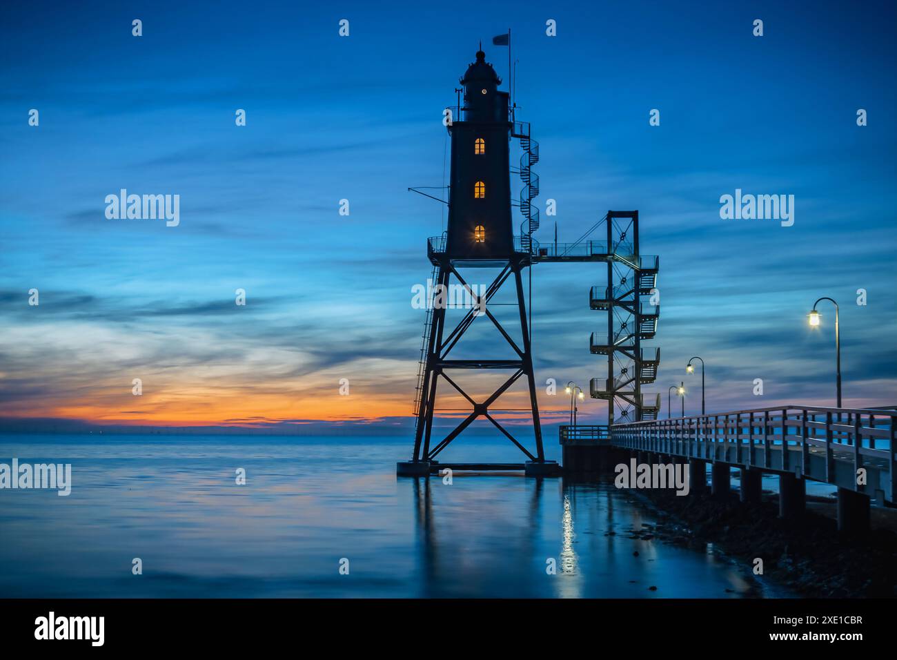 Faro di Obereversand al tramonto. Sagoma dello storico faro Obereversand ad Am Kutterha Foto Stock