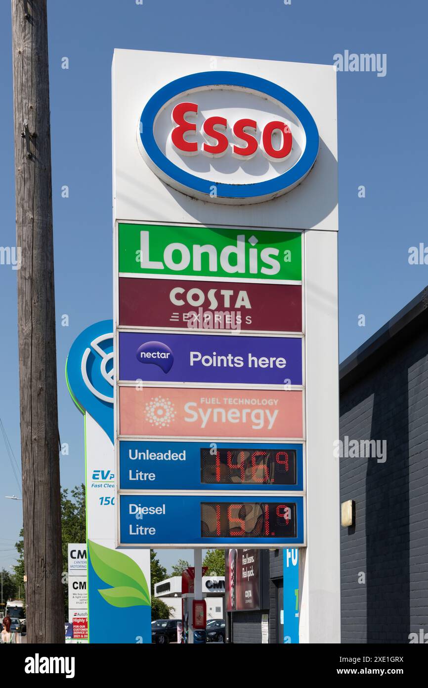 Un cartello del prezzo della benzina esso in una stazione di servizio a Canterbury, nel Kent. Foto Stock