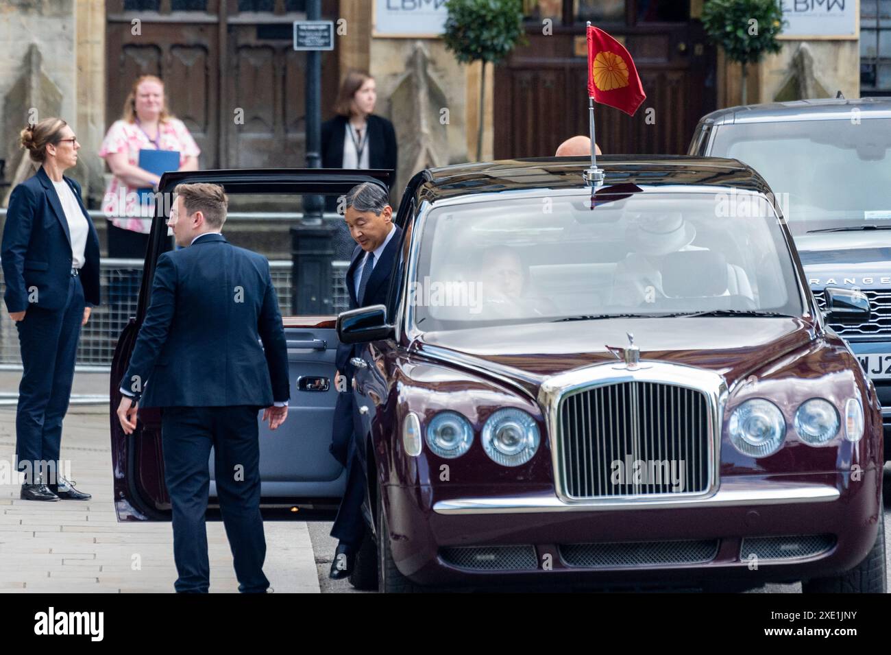 Londra, Regno Unito. 25 giugno 2024. L'Imperatore Naruhito e l'Imperatrice Masako del Giappone arrivano all'Abbazia di Westminster in una limousine reale decorata con un crisantemo imperiale. L'Imperatore poserà una corona sulla tomba del Guerriero sconosciuto. Le loro Maestie faranno un tour dell'abbazia, accompagnati dal decano di Westminster. L'Imperatore e l'Imperatrice del Giappone sono in visita in una visita di Stato nel Regno Unito, che era stata rimandata a causa della pandemia di Covid-19. Crediti: Stephen Chung / Alamy Live News Foto Stock Londra, Regno Unito. 25 giugno 2024. L'Imperatore Naruhito e l'Imperatrice Masako del Giappone arrivano all'Abbazia di Westminster in una limousine reale decorata con un crisantemo imperiale. L'Imperatore poserà una corona sulla tomba del Guerriero sconosciuto. Le loro Maestie faranno un tour dell'abbazia, accompagnati dal decano di Westminster. L'Imperatore e l'Imperatrice del Giappone sono in visita in una visita di Stato nel Regno Unito, che era stata rimandata a causa della pandemia di Covid-19. Crediti: Stephen Chung / Alamy Live News Foto Stock