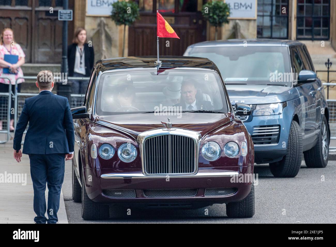 Londra, Regno Unito. 25 giugno 2024. L'Imperatore Naruhito e l'Imperatrice Masako del Giappone arrivano all'Abbazia di Westminster in una limousine reale decorata con un crisantemo imperiale. L'Imperatore poserà una corona sulla tomba del Guerriero sconosciuto. Le loro Maestie faranno un tour dell'abbazia, accompagnati dal decano di Westminster. L'Imperatore e l'Imperatrice del Giappone sono in visita in una visita di Stato nel Regno Unito, che era stata rimandata a causa della pandemia di Covid-19. Crediti: Stephen Chung / Alamy Live News Foto Stock Londra, Regno Unito. 25 giugno 2024. L'Imperatore Naruhito e l'Imperatrice Masako del Giappone arrivano all'Abbazia di Westminster in una limousine reale decorata con un crisantemo imperiale. L'Imperatore poserà una corona sulla tomba del Guerriero sconosciuto. Le loro Maestie faranno un tour dell'abbazia, accompagnati dal decano di Westminster. L'Imperatore e l'Imperatrice del Giappone sono in visita in una visita di Stato nel Regno Unito, che era stata rimandata a causa della pandemia di Covid-19. Crediti: Stephen Chung / Alamy Live News Foto Stock