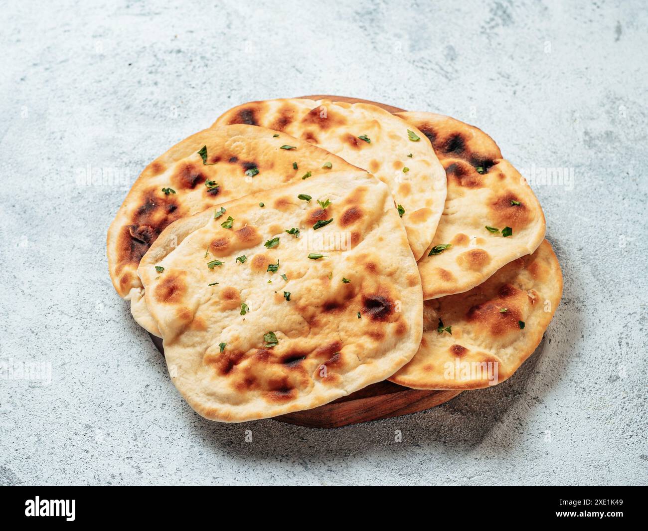Pane piatto naan su cemento grigio, vista dall'alto o piatto Foto Stock