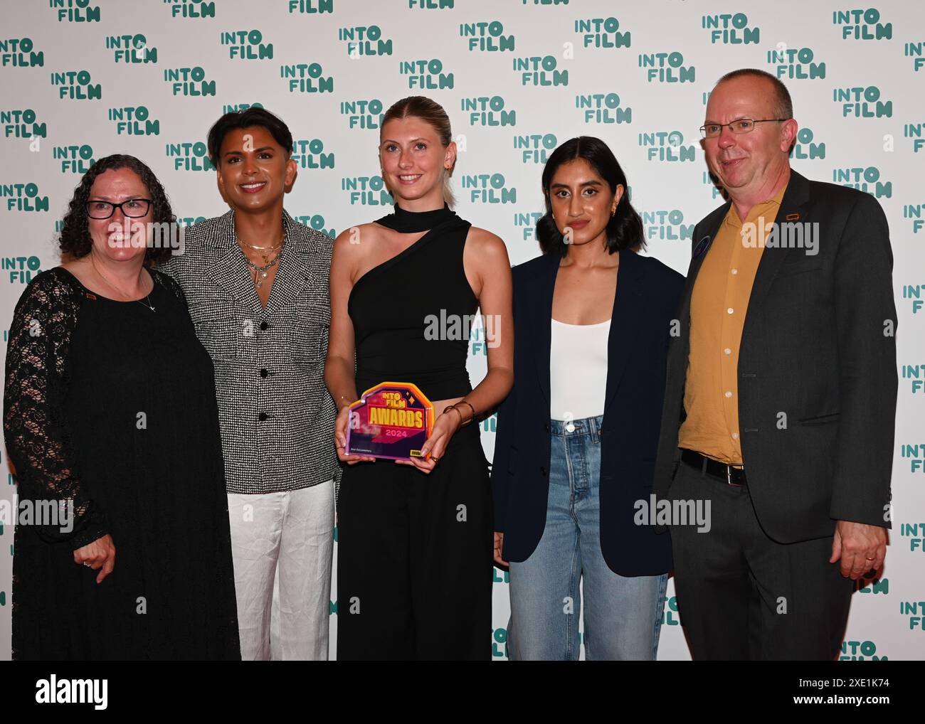 LONDRA, REGNO UNITO. 25 giugno 2024. Safina Mae-Tidy (C) con il premio Best Documentary Award for 'Disconnected' con i relatori Jason Patel (L) e ambit Mod agli Into Film Awards 2024 all'Odeon Luxe Leicester Square il 25 giugno 2024 a Londra, Inghilterra. Credito: Vedi li/Picture Capital/Alamy Live News Foto Stock