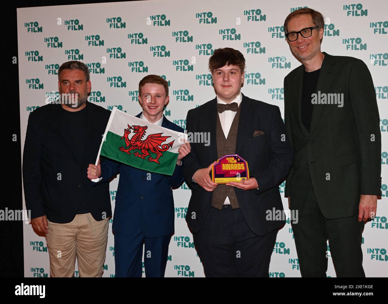 LONDRA, REGNO UNITO. 25 giugno 2024. Giovani registi di Ysgol Bro Dinefwr con il premio Best Film - età 12 - 15 anni per "Language of Cymraeg" agli Into Film Awards 2024 all'Odeon Luxe Leicester Square il 25 giugno 2024 a Londra, Inghilterra. Credito: Vedi li/Picture Capital/Alamy Live News Foto Stock