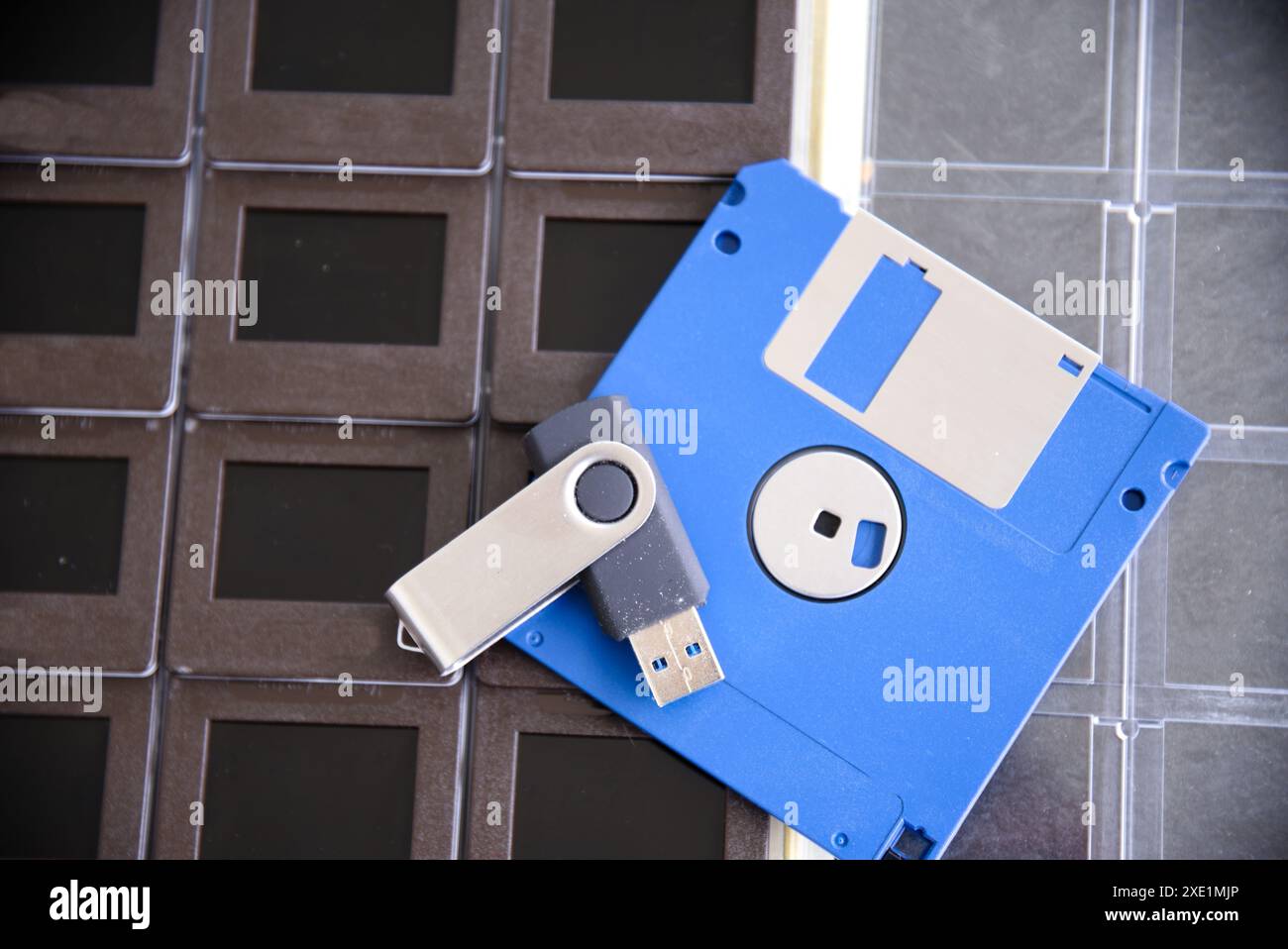 Supporti di archiviazione esterni vecchi e nuovi Foto Stock