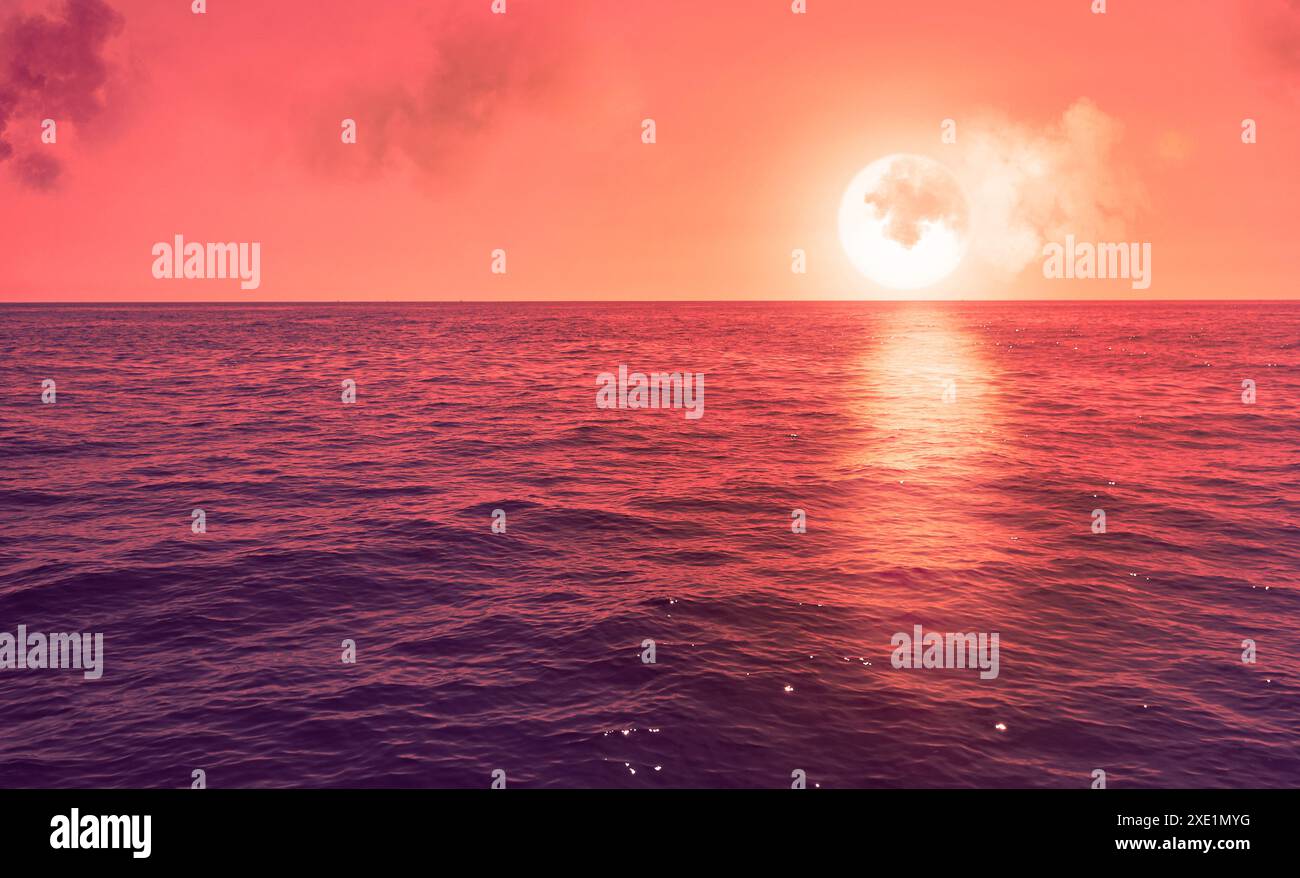 Tramonto sul mare con riflessi del sole Foto Stock