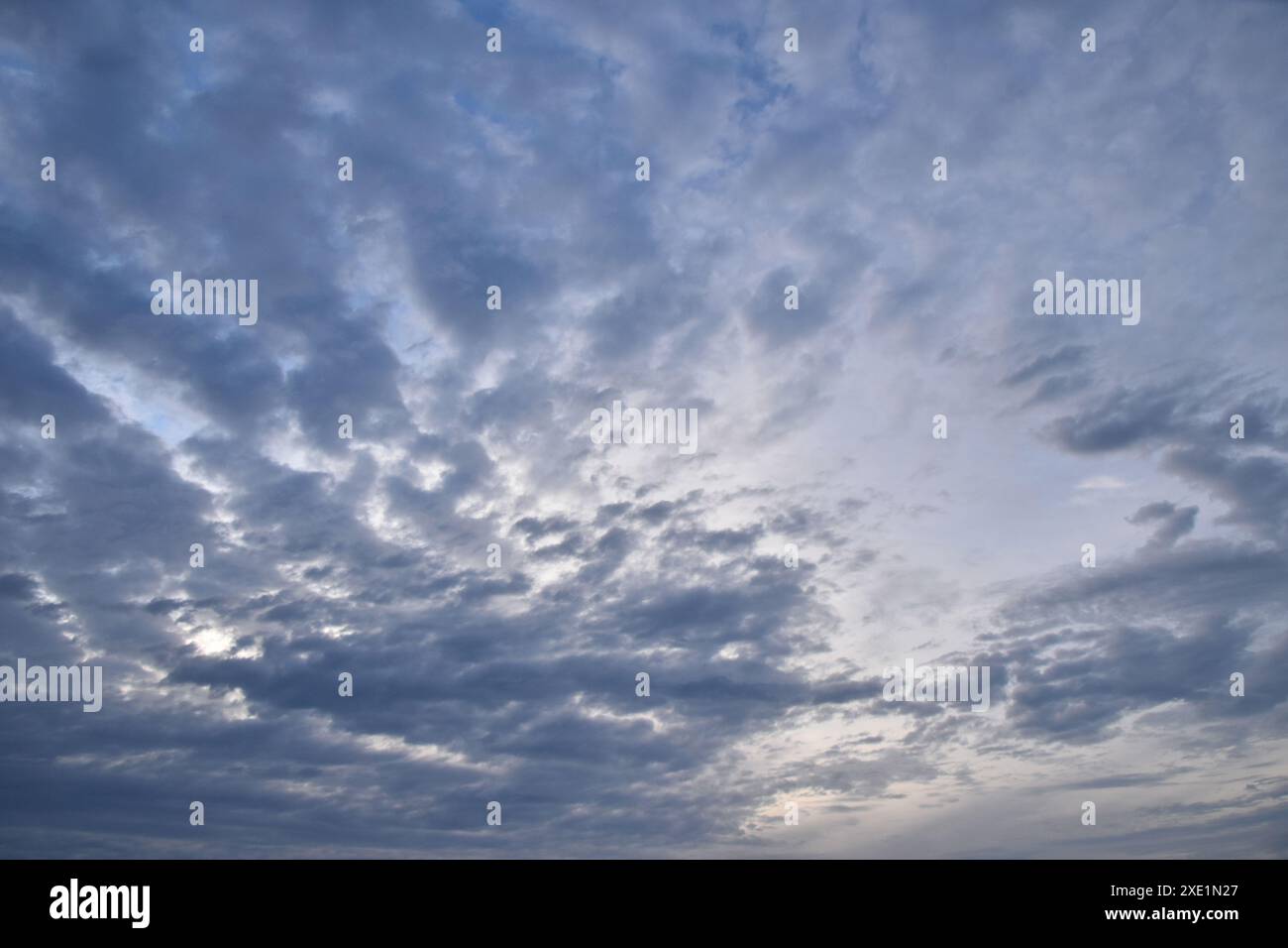 Spettacolare paesaggio nuvoloso dell'alba di colore blu brillante Foto Stock