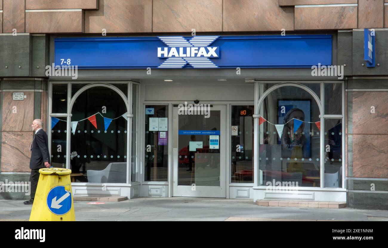 Londra, Regno Unito - 7 maggio 2023: Filiale di Halifax a Londra. Halifax è una banca britannica, parte della Lloyds Banking Gro Foto Stock