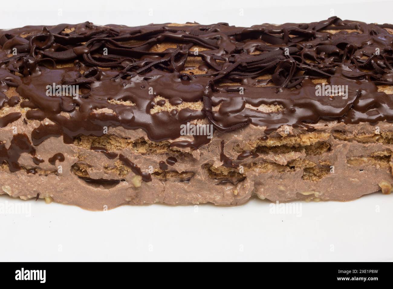 Viziatevi con gli strati ricchi e vellutati di questo squisito dessert al cioccolato. Ogni livello mostra una sinfonia di sapori e consistenze con delicata Sha al cioccolato Foto Stock