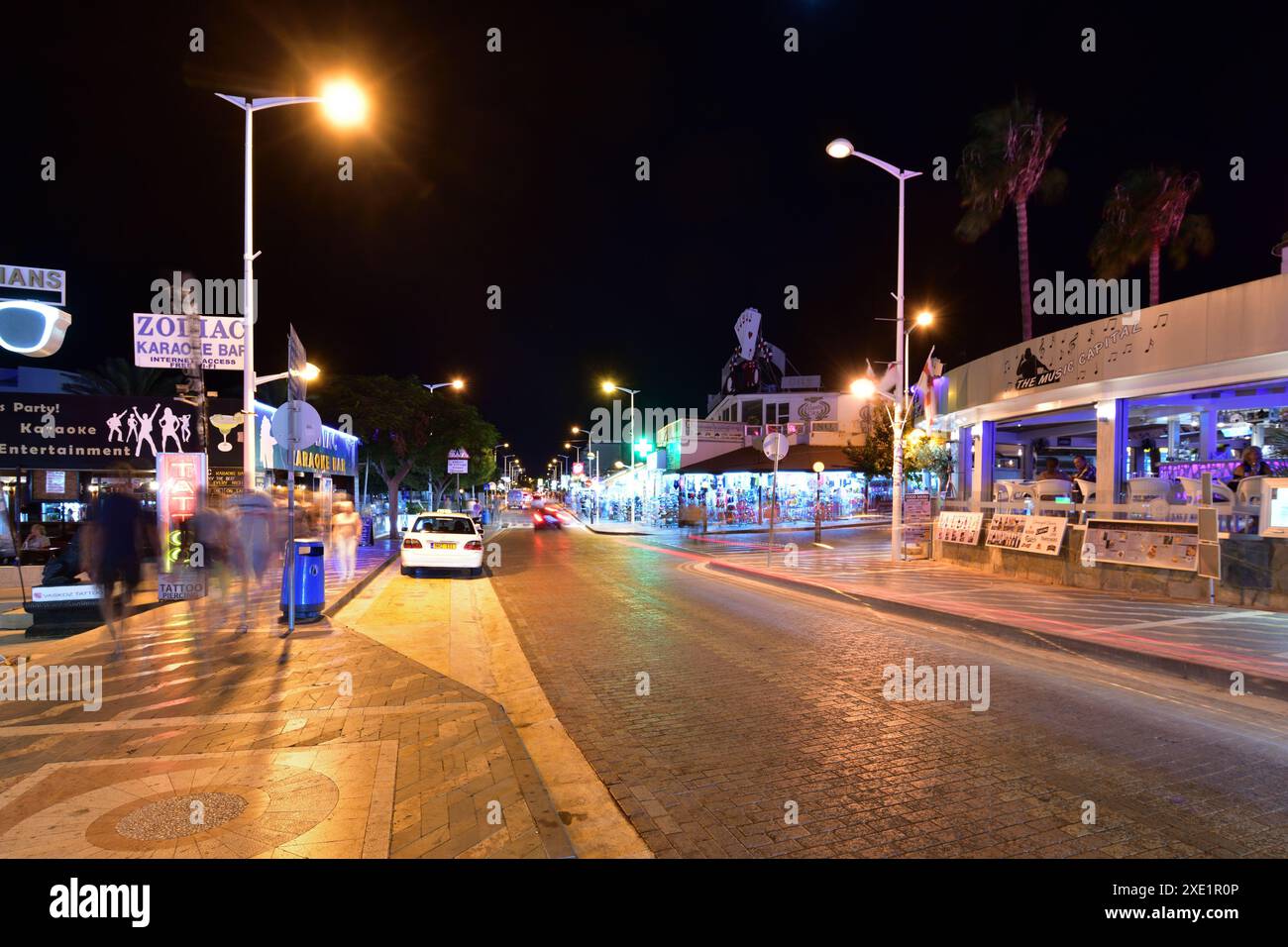 Protaras, Cipro - 6 ottobre. 2019. La vista generale di via Protara di notte Foto Stock