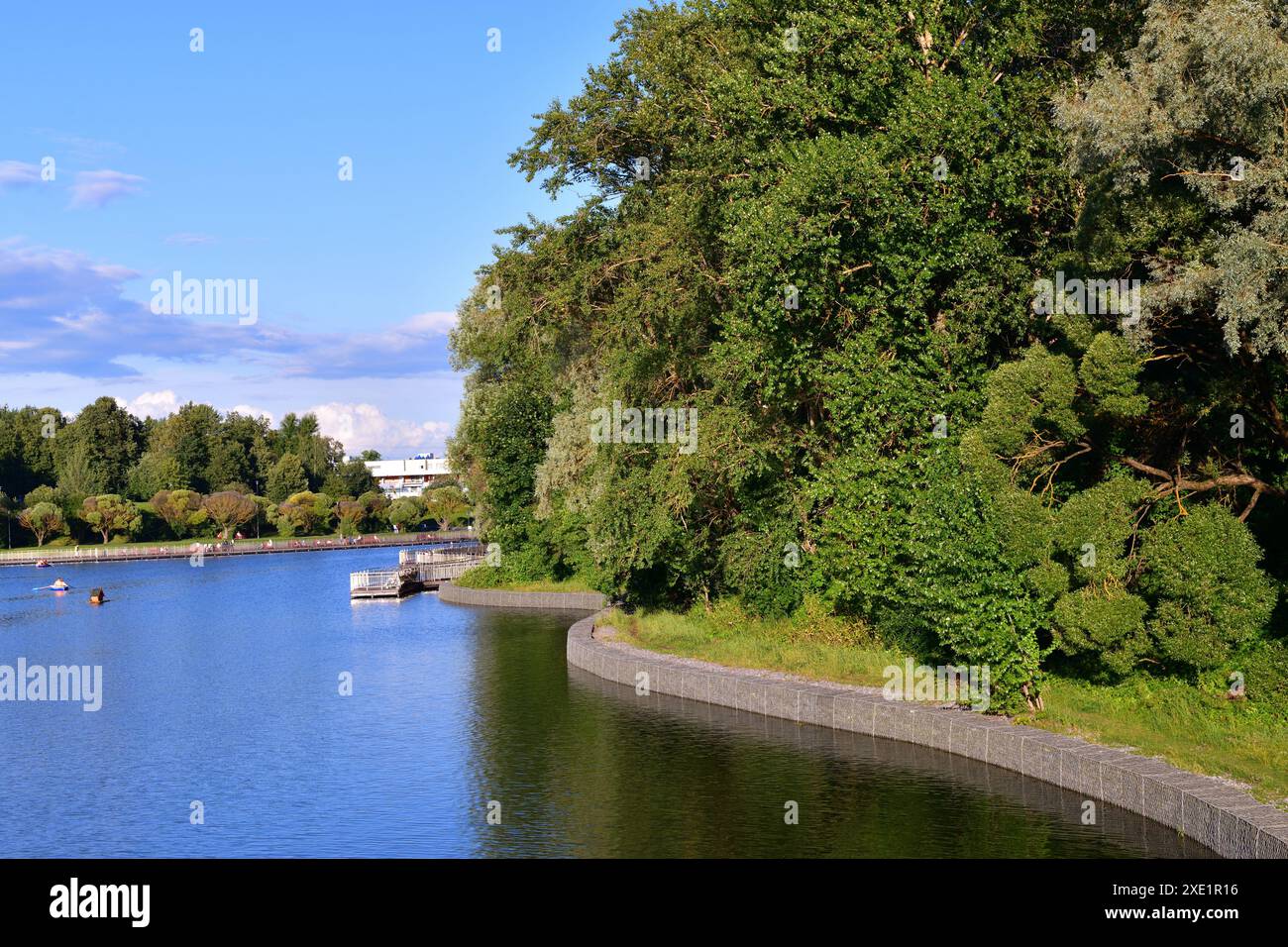 Arboreto e un grande stagno cittadino a Zelenograd a Mosca, Russia Foto Stock